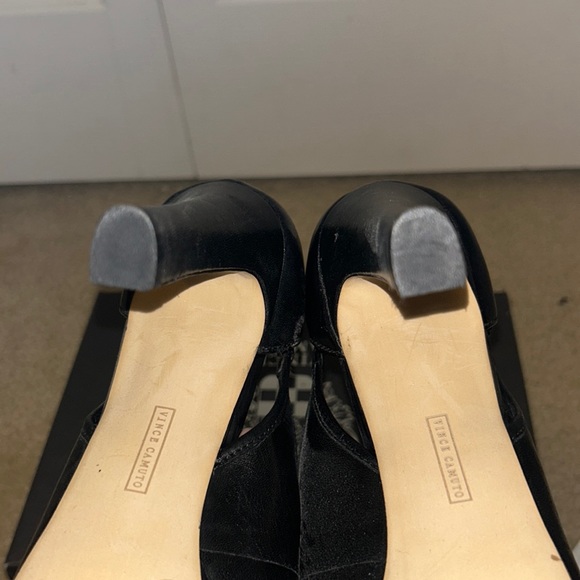 Black leather Vince Camuto peep toe pumps - Picture 7 of 7